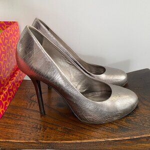 Tory Burch Pewter Jenna Metal Crack Heeled Pumps Sz 6.5